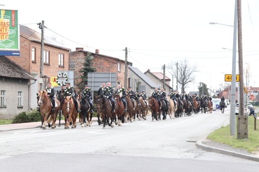 Wielkanocna procesja konna w Ostropie