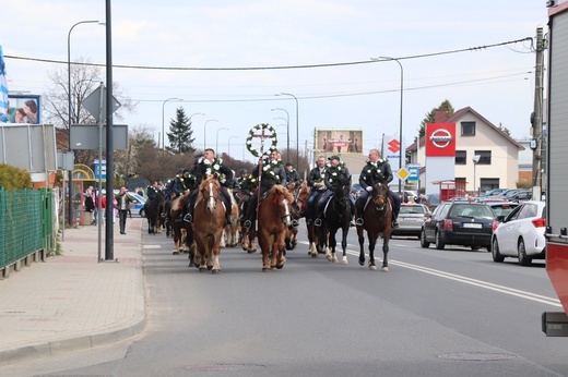 Wielkanocna procesja konna w Ostropie