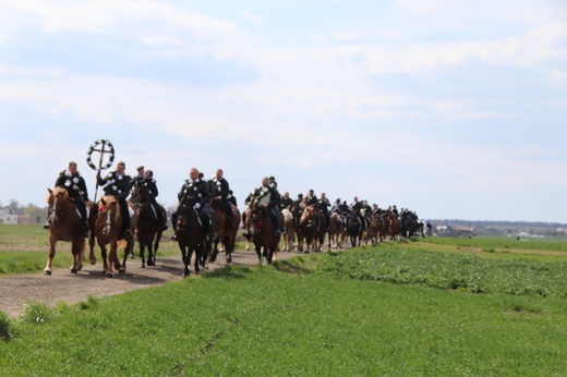 Wielkanocna procesja konna w Ostropie