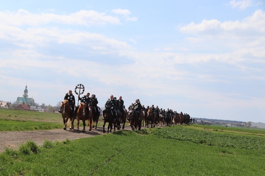 Wielkanocna procesja konna w Ostropie