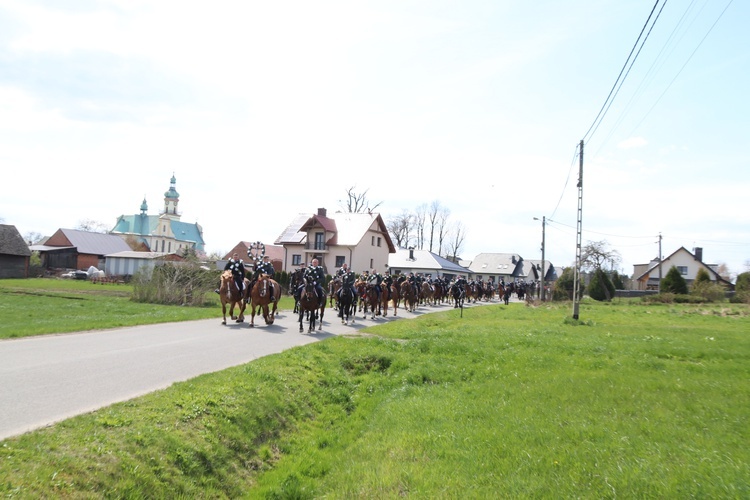 Wielkanocna procesja konna w Ostropie