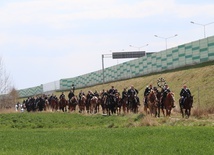 Wielkanocna procesja konna w Ostropie