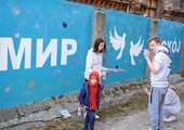 Antywojenny mural tworzony przez polską i ukraińską młodzież z Ośrodka Kuratorskiego i „Piekarni Wartości” 
21.03.2022  Łódź