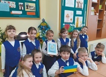 W modlitwę o pokój na Ukrainie włączyły się dzieci z katolickiej szkoły podstawowej prowadzonej przez Misjonarki Świętej Rodziny w Białymstoku.