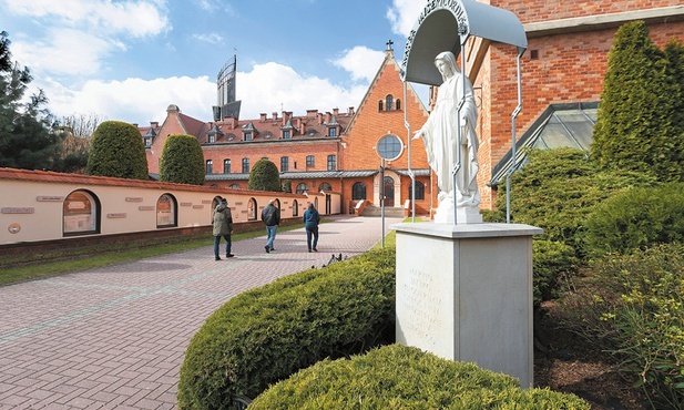 W tym miejscu Jezus powiedział Faustynie:  „Tu jest Moje odpocznienie”. W głębi kaplica klasztorna.