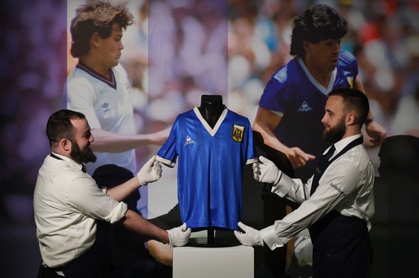 Licytacja koszulki Maradony, w której zdobył gola „ręką Boga”. Najdroższy piłkarski gadżet?