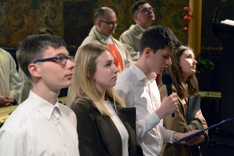 Maturzyści zawierzyli swoją drogę i wybory życiowe Matce Bożej. 