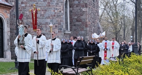 Bp Marcinkowski: Czy naprawdę jesteśmy ludźmi Wielkiej Nocy?