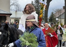 Świętowanie Niedzieli Palmowej w tym roku rozpoczęła inscenizacja wjazdu Pana Jezusa do Jerozolimy.