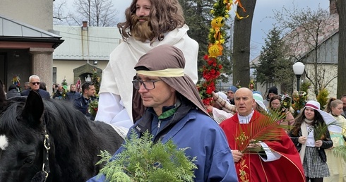 Świętowanie Niedzieli Palmowej w tym roku rozpoczęła inscenizacja wjazdu Pana Jezusa do Jerozolimy.