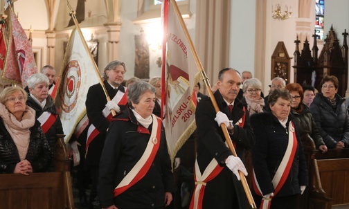 Wiele parafialnych grup Straży Honorowej pielgrzymowało do Wilamowic ze swoimi sztandarami.