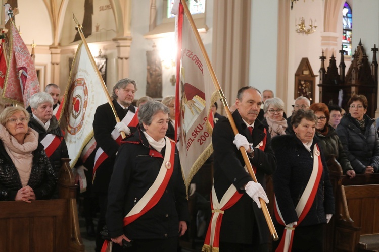 Wiele parafialnych grup Straży Honorowej pielgrzymowało do Wilamowic ze swoimi sztandarami.