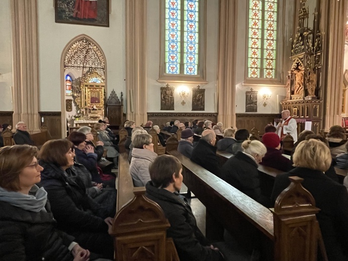 Pątnicy w sanktuarium św. abp. Józefa Bilczewskiego.