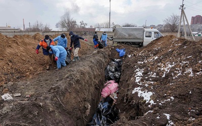 Pod Mariupolem wykopano zbiorowe groby, ciężarówkami przywożone są ciała