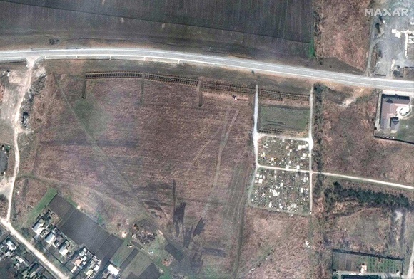 Podłużny, długi na 300 m zbiorowy grób wykopany przez Rosjan w jednej z wsi pod Mariupolem. Zdjęcie wykonane przez satelitę firmy Maxar.