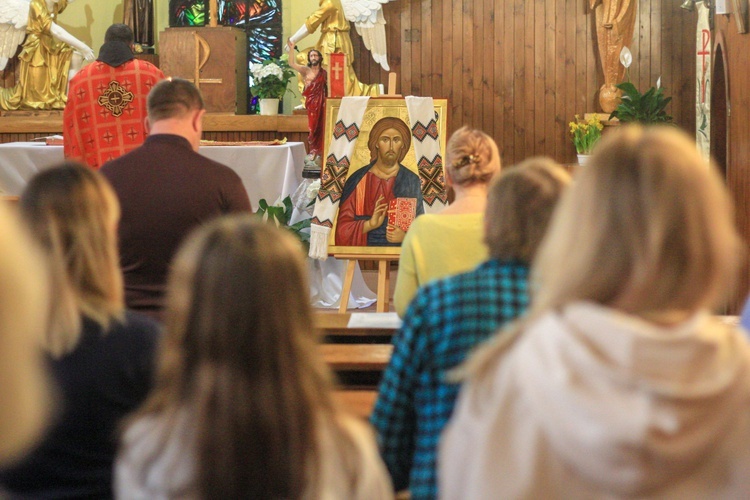 Wielkopiątkowe nabożeństwo grekokatolickich uchodźców z Ukrainy