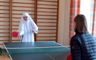 Na początku spotkania siostra dyrektor zaprosiła kandydatów do wspólnej gry w tenisa stołowego.