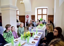 Wielkanocne śniadanie w refektarzu seminaryjnym.