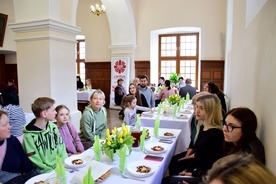 Wielkanocne śniadanie w refektarzu seminaryjnym.