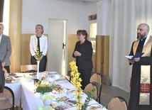 Pokarmy poświęcił ks. Damian Drabikowski. Obok stoją Lucyna Wiśniewska i Anna Kwiecień (druga od lewej). 