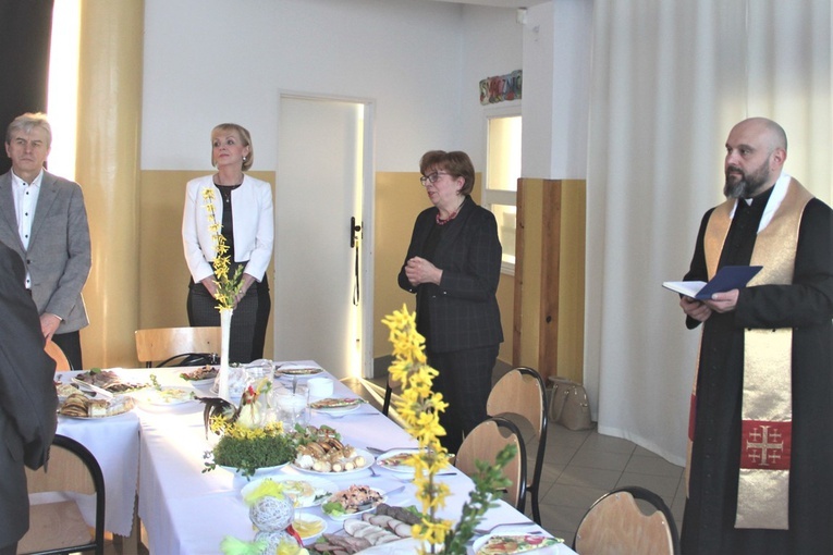 Pokarmy poświęcił ks. Damian Drabikowski. Obok stoją Lucyna Wiśniewska i Anna Kwiecień (druga od lewej). 