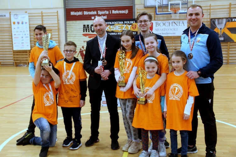 Bochnia. Finał i dekoracja zwycięzców XVI Mistrzostw Polski Księży w Halowej Piłce Nożnej