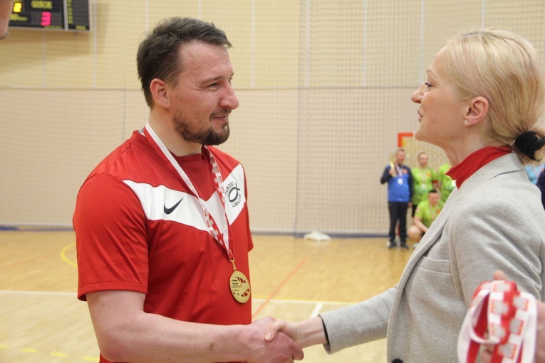 Bochnia. Finał i dekoracja zwycięzców XVI Mistrzostw Polski Księży w Halowej Piłce Nożnej