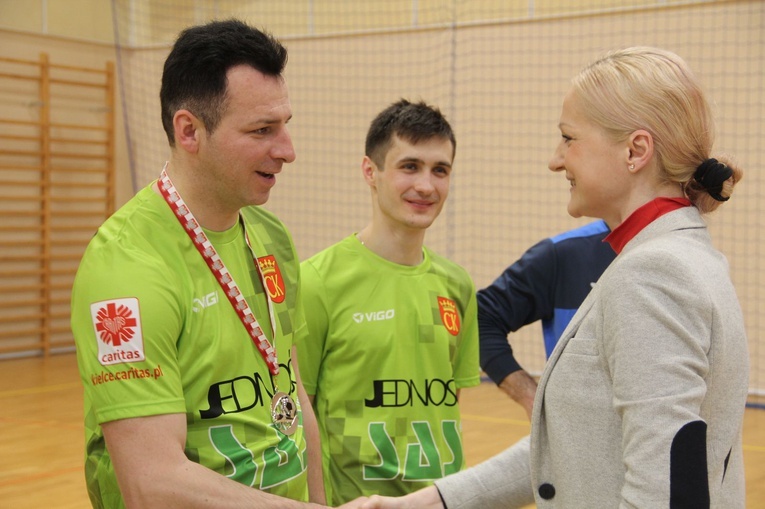 Bochnia. Finał i dekoracja zwycięzców XVI Mistrzostw Polski Księży w Halowej Piłce Nożnej