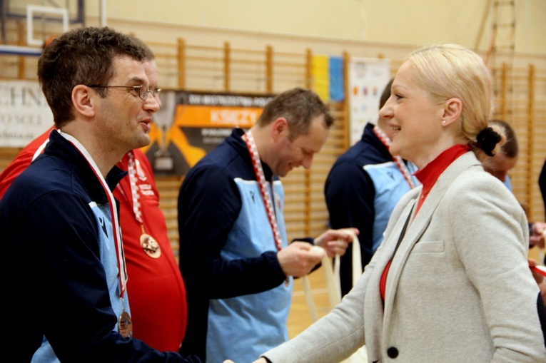 Bochnia. Finał i dekoracja zwycięzców XVI Mistrzostw Polski Księży w Halowej Piłce Nożnej