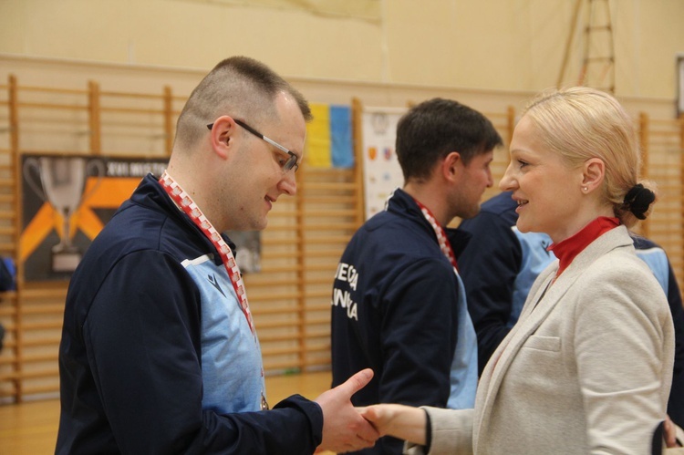 Bochnia. Finał i dekoracja zwycięzców XVI Mistrzostw Polski Księży w Halowej Piłce Nożnej