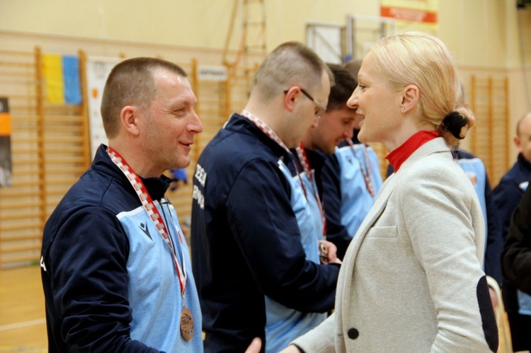 Bochnia. Finał i dekoracja zwycięzców XVI Mistrzostw Polski Księży w Halowej Piłce Nożnej