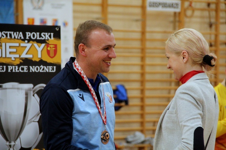 Bochnia. Finał i dekoracja zwycięzców XVI Mistrzostw Polski Księży w Halowej Piłce Nożnej