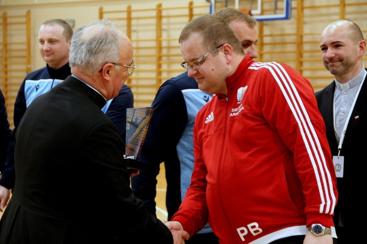 Bochnia. Finał i dekoracja zwycięzców XVI Mistrzostw Polski Księży w Halowej Piłce Nożnej