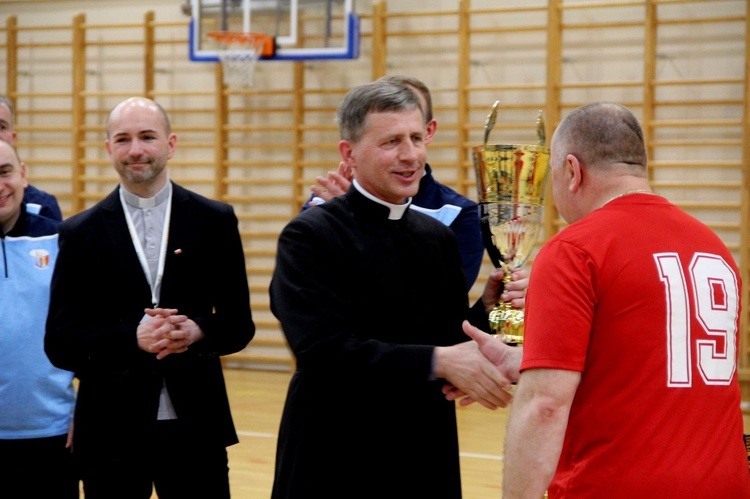 Bochnia. Finał i dekoracja zwycięzców XVI Mistrzostw Polski Księży w Halowej Piłce Nożnej