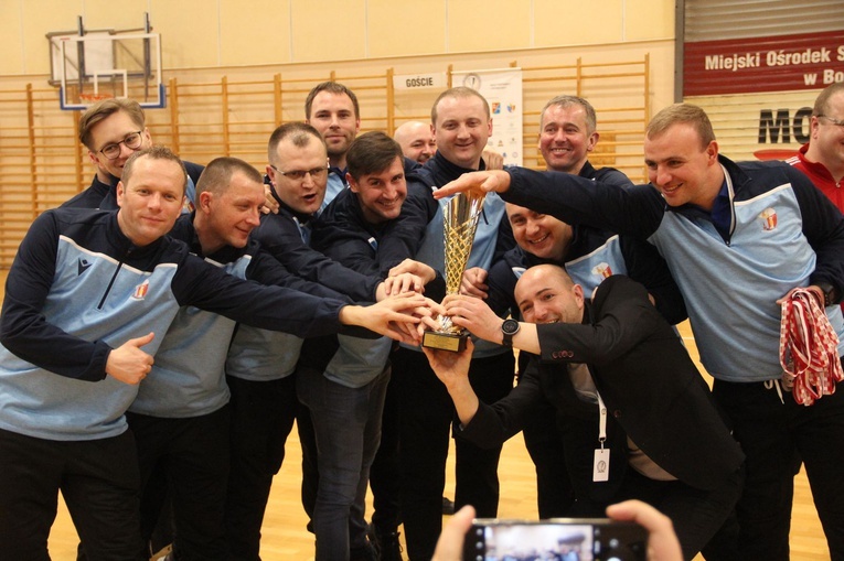 Bochnia. Finał i dekoracja zwycięzców XVI Mistrzostw Polski Księży w Halowej Piłce Nożnej
