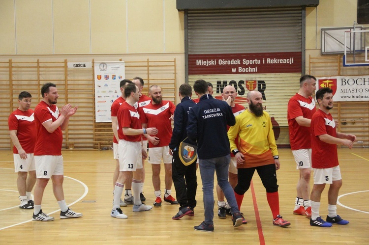 Bochnia. Finał i dekoracja zwycięzców XVI Mistrzostw Polski Księży w Halowej Piłce Nożnej