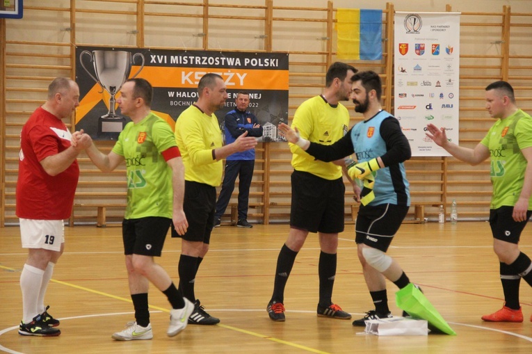 Bochnia. Finał i dekoracja zwycięzców XVI Mistrzostw Polski Księży w Halowej Piłce Nożnej
