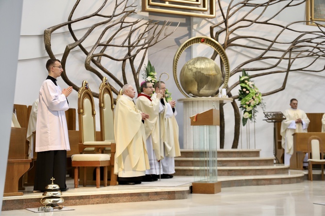 Kraków-Łagiewniki. Msza św. w Niedzielę Miłosierdzia Bożego