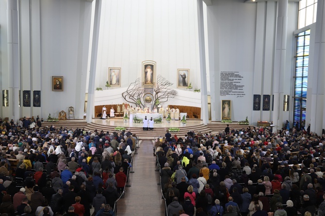 Kraków-Łagiewniki. Msza św. w Niedzielę Miłosierdzia Bożego