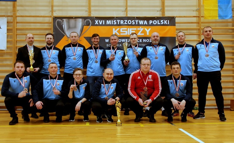 Medaliści mistrzostw Polski księży w futsalu