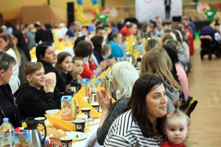 Śniadanie wielkanocne dla goszczących w gminie Gogolin uchodźców z Ukrainy