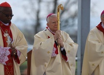 Abp Jędraszewski: Jest Chrystus w tych cierpiących, boleśnie dotkniętych ludziach