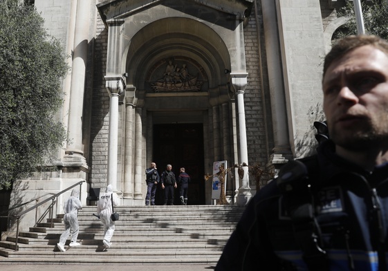 Francja/ Ksiądz polskiego pochodzenia zraniony nożem w kościele w Nicei