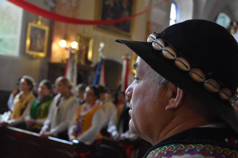 Związek Podhalan w Klikuszowej ze sztandarem 