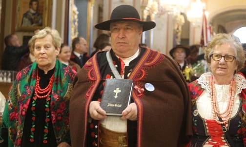 Procesja z darami podczas Mszy św. w bazylice.