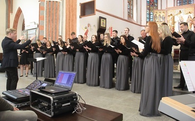 Muzyka pełna sacrum, patriotyzmu i uśmiechu