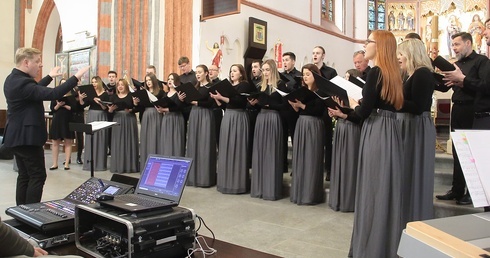 Muzyka pełna sacrum, patriotyzmu i uśmiechu