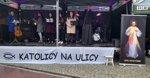 Niedziela Miłosierdzia Bożego. W deszczu Bożych łask