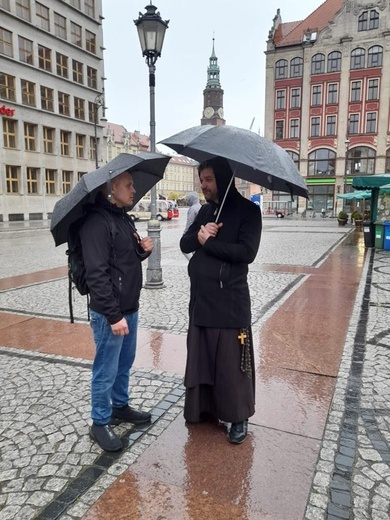 Niedziela Miłosierdzia Bożego. W deszczu Bożych łask