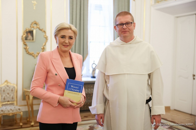 Małżonka prezydenta otrzymała od dominikanina jego najnowszą książkę pt. "Wieści z Ukrainy".